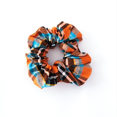 The Vendeur Sustainable Christmas Gift Guide Gifts For £20 and Under Akojo Market Moto Moto Scrunchie